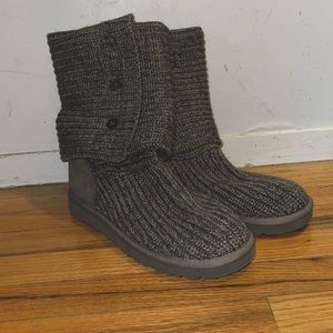 UGG -LIKE NEW- Women’s Classic Cardy Boot - Light Gray Knit, Buttons, Fur Bottom
